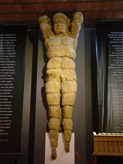 Der Agrigent Telamon, ausgestellt in einem Museum in Sizilien. Sie ist der bald wiederaufgebauten Statue des Atlas sehr ähnlich, die im gleichen Bereich des Tals der Tempel gefunden wurde.