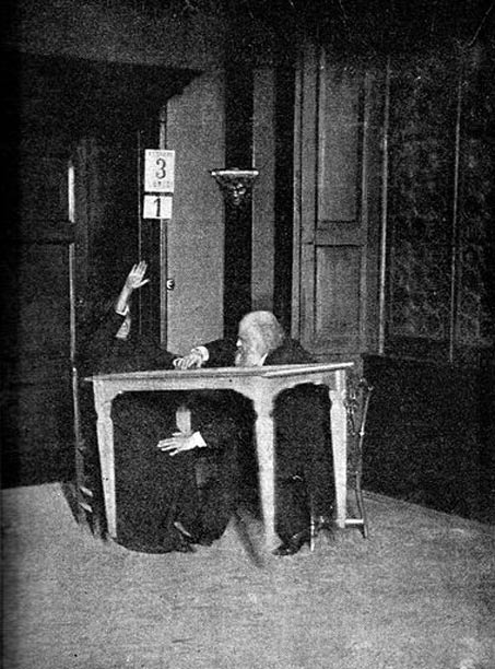 Alexandr Aksakov (rechts) „kontrolliert“, während Palladino den Tisch schweben lässt, Mailand. (1892)