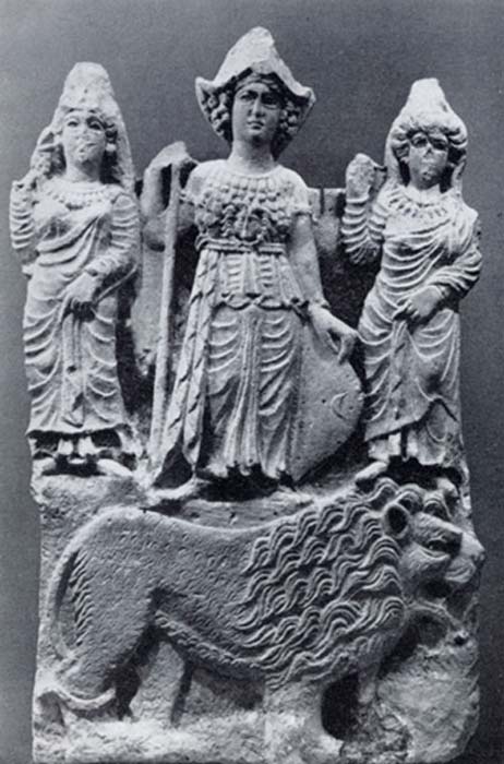 Die arabische Göttin Allat steht auf einem Löwen, flankiert von zwei weiblichen Figuren, möglicherweise Manat und al-Uzza.