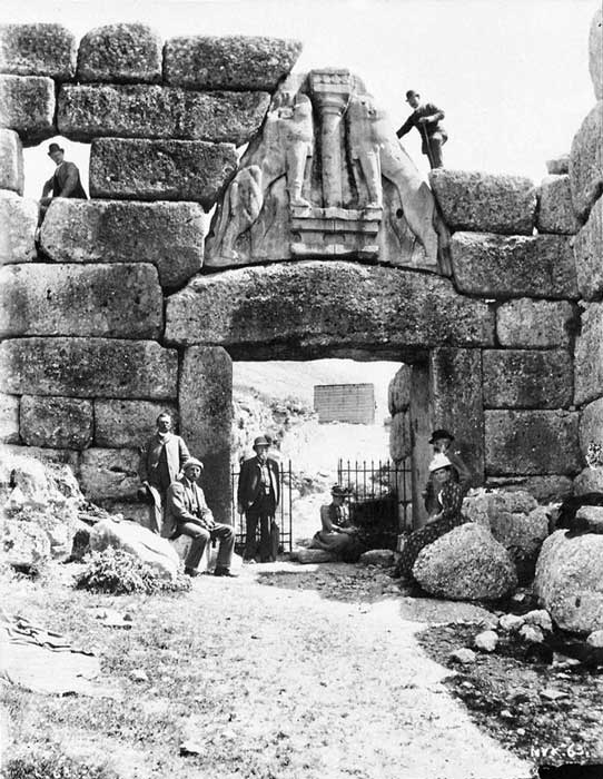 Die Archäologen Heinrich Schliemann und Wilhelm Dörpfeld am Löwentor, Haupteingang der antiken Stadt Mykene in Griechenland