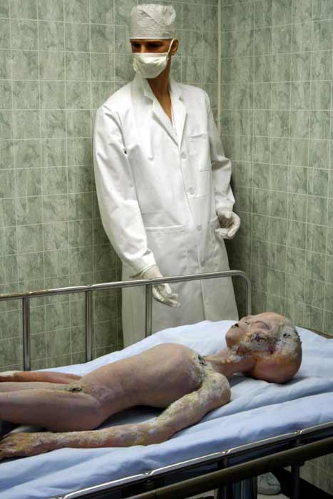 Ein Exponat eines toten Außerirdischen vom Roswell UFO-Absturz in New Mexico, USA. Sieht echt aus, nicht wahr? Aber nur weil es echt aussieht, bedeutet das nicht, dass die Alien-Autopsie NFT ein Original ist: Technologie macht Fälschungen jeden Tag einfacher! 