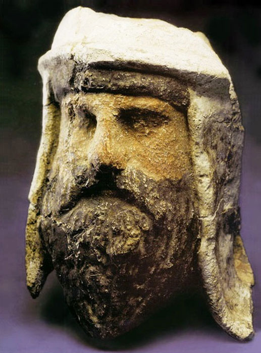 Bemalter Lehm- und Alabasterkopf eines zoroastrischen Priesters, der einen markanten Kopfschmuck im bakterianischen Stil trägt, 3.-2. Jahrhundert v. Chr.