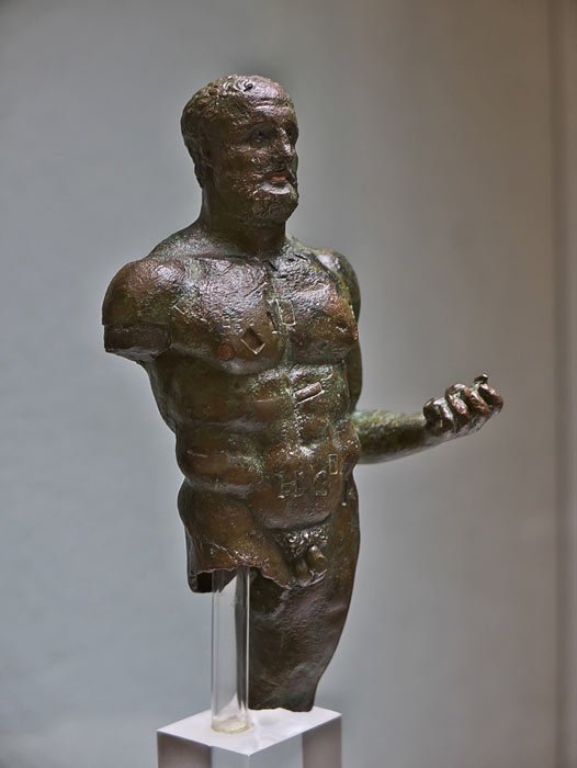 Bronzestatue, die 1984 in Sancti Petri in Cádiz entdeckt wurde und von der Experten glauben, dass sie Herkules Gaditanus darstellt. Heute befindet sie sich im Museum von Cádiz. Experten haben in dem Gebiet zwischen der Insel und der Landzunge Boquerón mehrere Statuen aus der phönizischen Zeit entdeckt, darunter auch Opfergaben. 