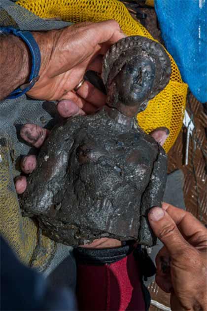 Eine der vielen Bronzestatuetten, die an der Unterwasserfundstelle Thonis-Heracleion gefunden wurden