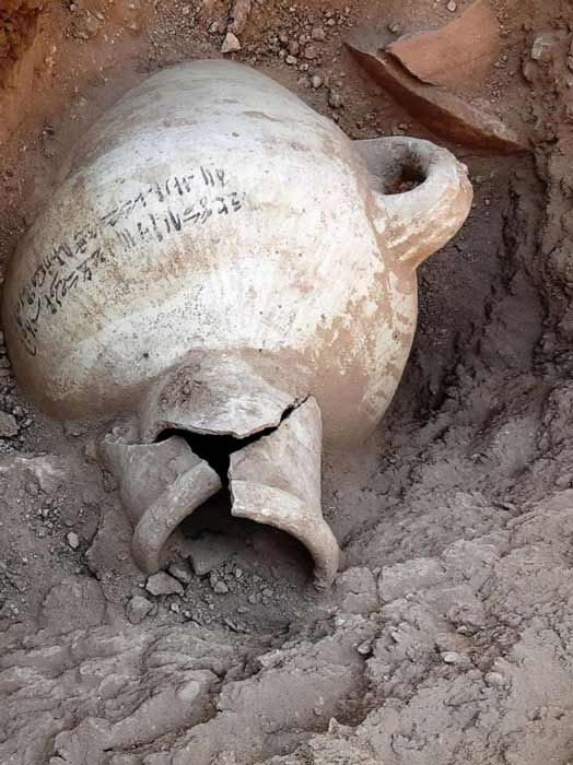In der neu entdeckten "Verlorenen Goldenen Stadt" bei Luxor in Ägypten wurden Tontöpfe mit Inschriften entdeckt.
