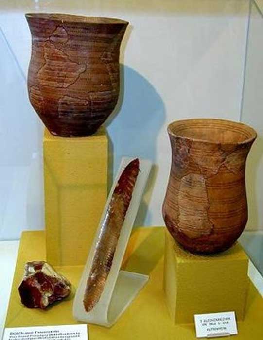 Die markanten Glockenbecher-Trinkgefäße sind wie eine umgekehrte Glocke geformt