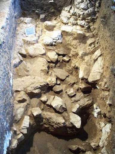 Die Mauer von Theopetra - möglicherweise das älteste von Menschenhand errichtete Bauwerk