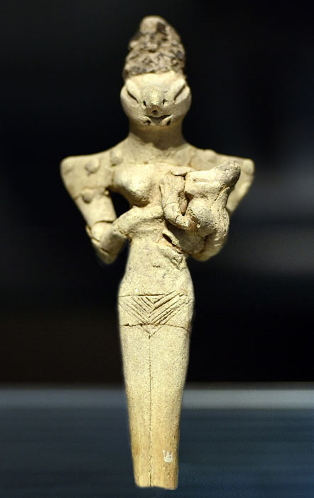 Nackte Frau mit Eidechsenkopf, die ein Kind stillt, aus Ur, Irak, ca. 4000 v. Chr., jetzt im Irak-Museum.