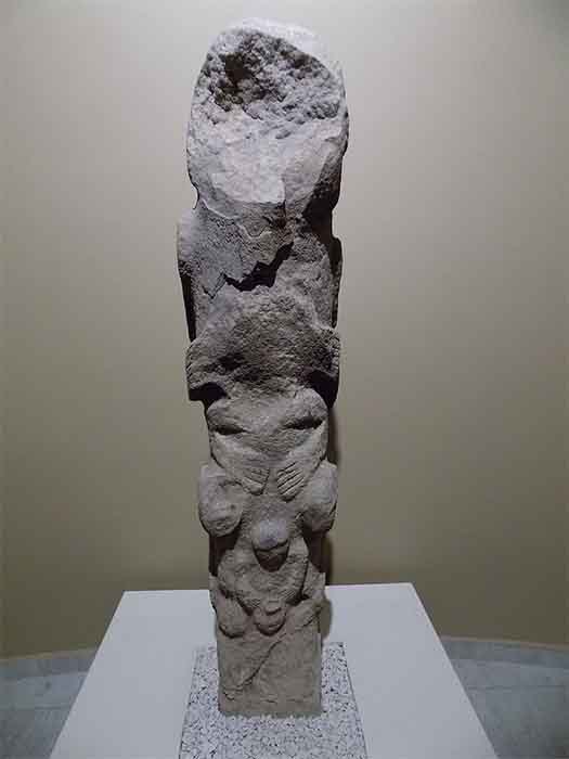 Ein neolithischer Totempfahl aus Göbeklitepe aus Schicht II, datiert auf 8800 - 8000 v. Chr.