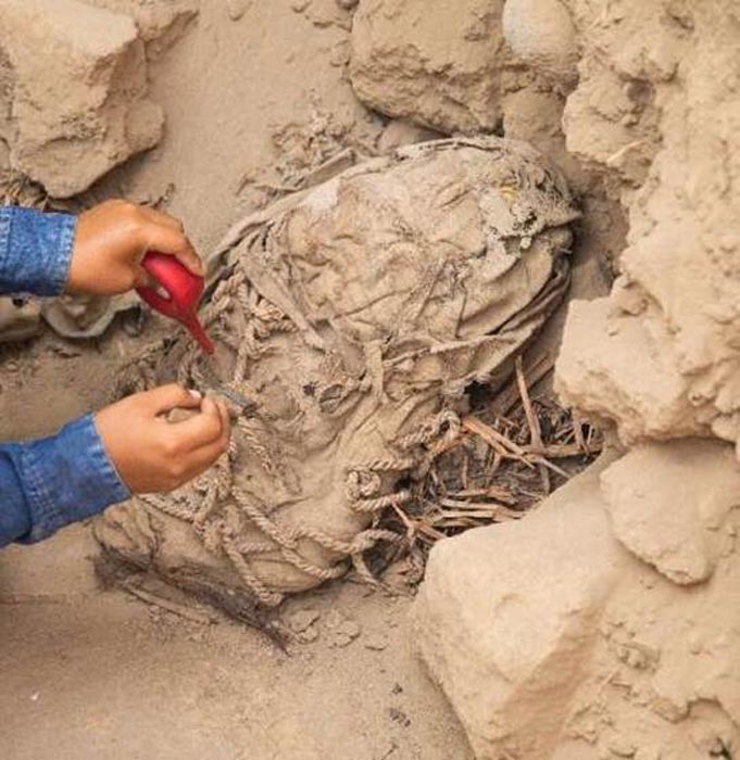 Eines der sechs mumifizierten geopferten Kinder, die in der alten präinkanischen Stadt Cajamarquilla, Peru, gefunden wurden. Sie wurden offenbar getötet, um eine wichtige Person auf ihrer Reise ins Jenseits zu begleiten. Die Mumien dieser Kinder werden auf ein Alter von etwa 1.000 bis 1.200 Jahren geschätzt.