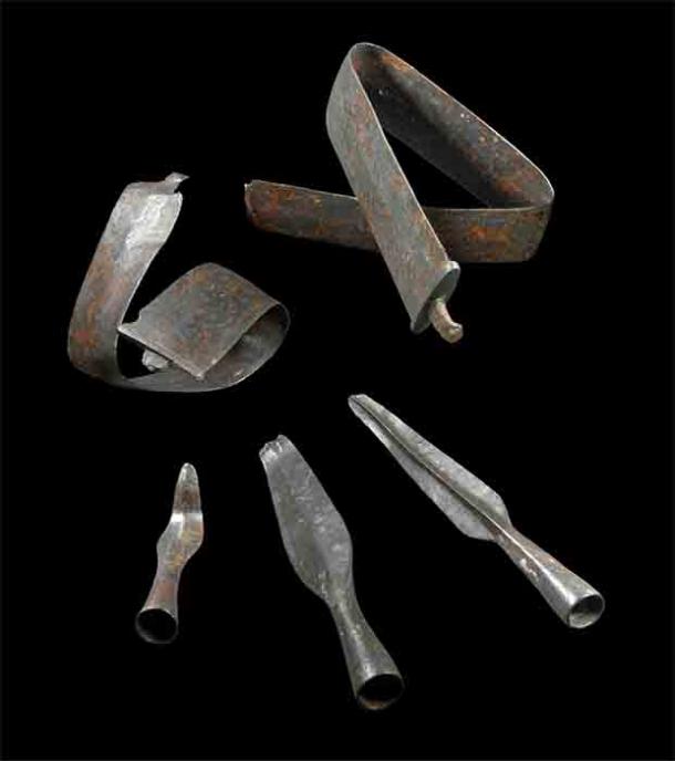 Eisenzeitliche Waffen, die auf dem Gelände der Burg Wildenberg gefunden wurden, zeigen, wie sie in einem Akt der Kriegstrophäenschändung oder eines Siegesrituals absichtlich verbogen wurden.