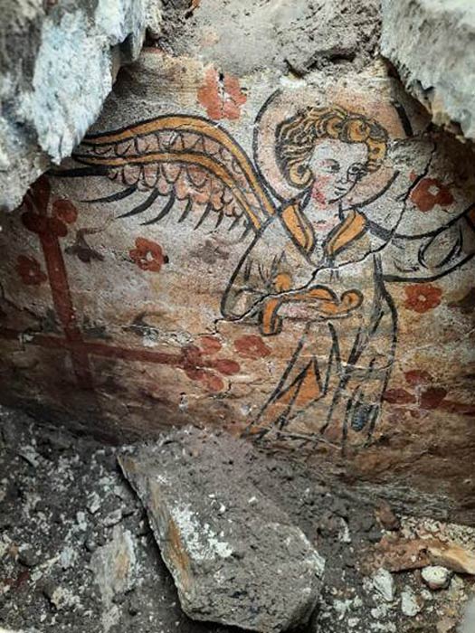 Engel mit Weihrauchfass und Bottony-Motiv an der Längsseite des Grabgewölbes
