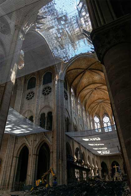 Das Innere des Erdgeschosses des Restaurierungsprojekts Notre-Dame.
