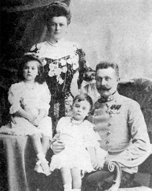 Familienporträt von Franz Ferdinand und Sophie Chotek mit ihren Töchtern, aufgenommen 1908. 