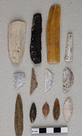 Eine Auswahl von Feuersteinwerkzeugen, Klingen, geometrischen Mikrolithen und Pfeilspitzen aus dem Gebeinhaus von El Pendón in Spanien, wo der Schädel der Ohrchirurgie gefunden wurde.