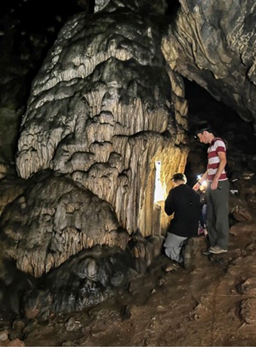 Forscher in der Ardales-Höhle in Málaga, Spanien, wo die Neandertaler-Bemalung eines Stalagmitenabschnitts entdeckt und gründlich analysiert wurde