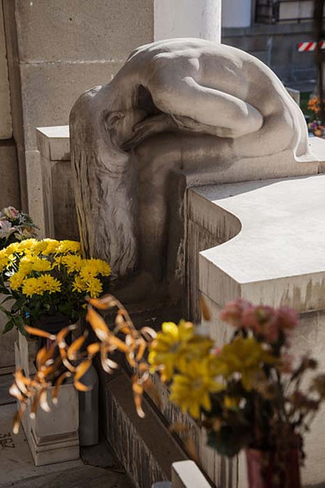 Eine Frau weint in Verzweiflung, Monumentaler Friedhof von Staglieno