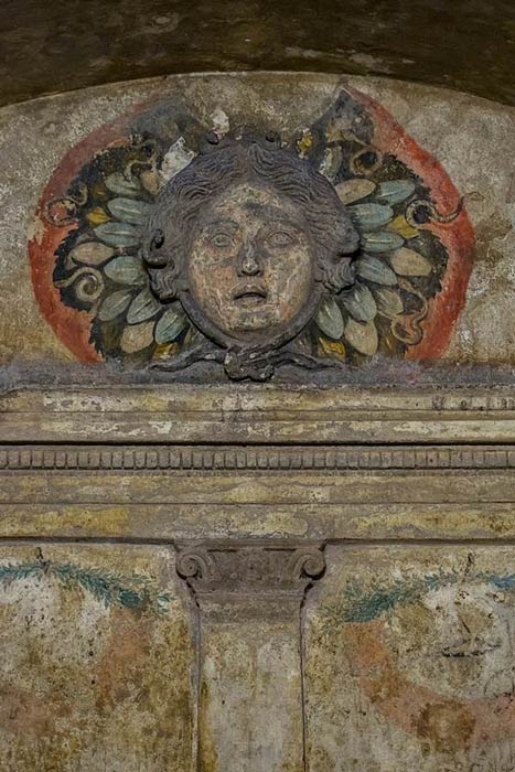 Eine Gorgone, die erstmals in der antiken griechischen Literatur auftaucht, wurde in vulkanischen Tuffstein gehauen und in Grab C des Ipogeo dei Cristallini in Neapel, Italien, gemalt.