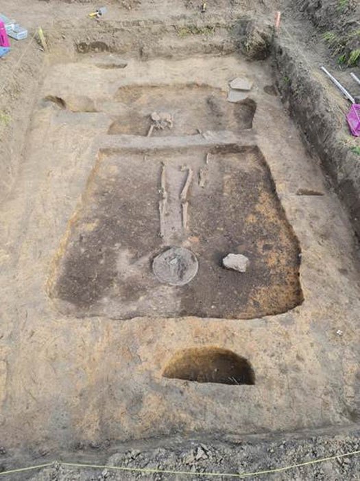 Das jüngste Grab, das an der Fundstelle gefunden wurde, war nicht nur mit einer Bronzeschale ausgestattet, was darauf hindeutet, dass ein Mann darin bestattet wurde, sondern auch mit vielen teureren Gegenständen wie zwei Bernsteinringen