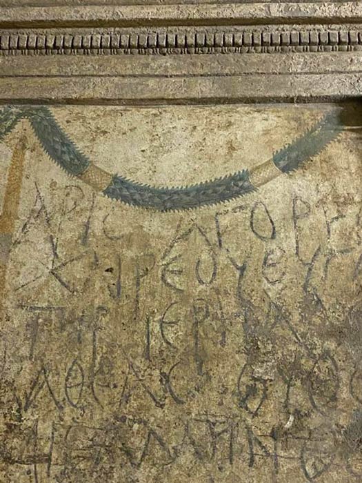 Griechische Namen an den Grabwänden der Nekropole von Neapel, die auf Altgriechisch gekritzelt sind, geben Hinweise auf die Identität der Verstorbenen. Die Stätte wird Mitte 2022 zum ersten Mal für die Öffentlichkeit zugänglich sein.