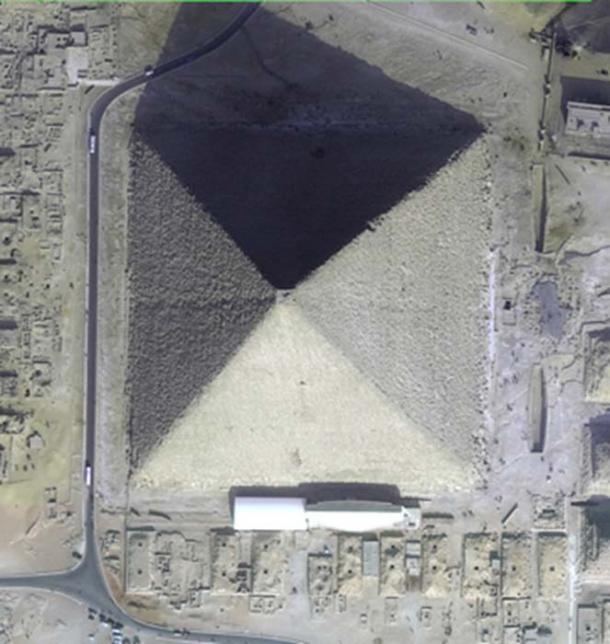 Abbildung 4. Satellitenfoto der Großen Pyramide von Gizeh, das zeigt, dass sie achtseitig ist. (Apollo Mapping und DigitalGlobe, mit Genehmigung von Ikonos).