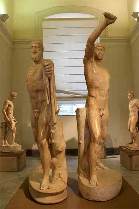 Nach dem Tod von Peisistratus arbeiteten seine Söhne Hippias und Hipparchus erst zusammen und bekämpften sich dann gegenseitig, um der nächste Tyrann von Athen zu werden. Die beiden waren so berühmt, dass sie zu den fiktiven Figuren Harmodius und Aristogeiton wurden, die als die berühmten Tyrannenmörder von Griechenland bekannt wurden. Und sie waren die ersten Sterblichen, die mit Staatsgeldern in Stein gemeißelt wurden!