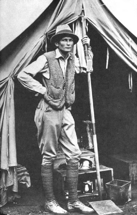Hiram Bingham am Eingang seines Zeltes in der Nähe von Machu Picchu im Jahr 1912