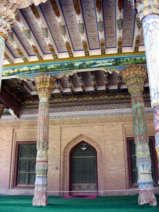 Das Innenfoto des Afaq Khoja Mausoleums zeigt sowohl Holzpfeiler als auch bunt verzierte Balken.