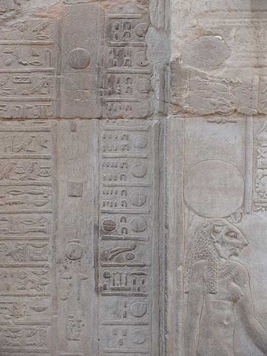 Kalender in der Tempelanlage von Kom Ombo. (Ad Meskens/ CC BY SA 3.0 ) Der Kalender zeigt die Hieroglyphen für die Tage des vierten Monats der Ernte und den ersten Tag der Flut. Die Hieroglyphe Peht am 30. Mes. zeigt das Ende der Erntezeit an. Die fünf epagomenalen Tage sind nicht aufgeführt.