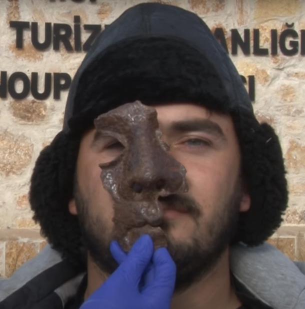 Ein türkischer Mann trägt die eiserne römische Kavalleriemaske, die kürzlich in Hadrianopolis (Türkei) gefunden wurde.