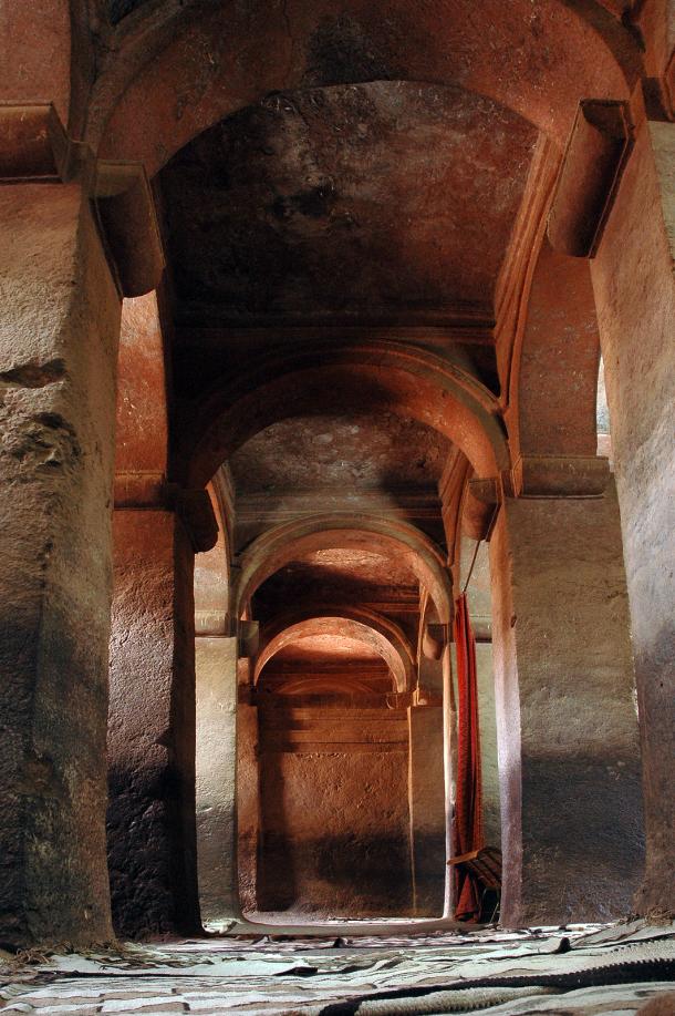 Das Innere der in Fels gehauenen Kirche Bet Madhane Alemm in Lalibela, Äthiopien.