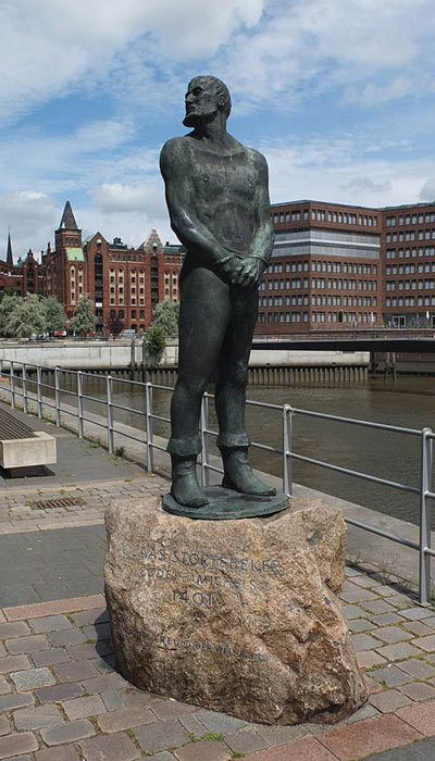 Klaus Störtebeker ist nach wie vor ein berühmter Held in der deutschen Folklore und wird für seine Robin-Hood-Methode des Banditentums gefeiert, wie diese Statue in der Stadt, in der er enthauptet wurde, bezeugt. Störtebeker-Denkmal in Hamburg.
