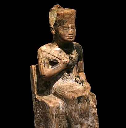 König Khufu, begraben in der berühmten Großen Pyramide von Gizeh