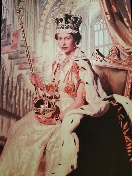 Das offizielle Porträt von Königin Elizabeth II., aufgenommen von Cecil Beaton nach ihrer Krönung im Jahr 1953. Sie trägt die Kaiserkrone mit dem Kleinen Stern von Afrika.