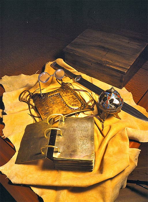 Eine künstlerische Darstellung des Goldenen Tellers, Urim und Thummim, Schwert von Laban und Liahona