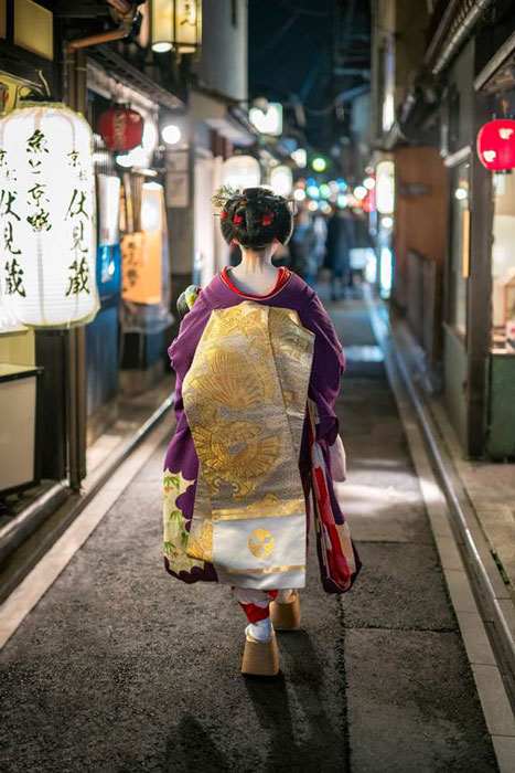 Eine moderne Geisha in Kyoto, Japan.