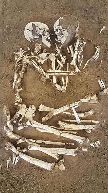 Liebesgräber, d. h. Doppelgräber, gelten als selten und außergewöhnlich. Eines der berühmtesten Paare, die sich im Tod umarmt haben, sind die Liebenden von Valdaro in Italien. Das männliche Skelett befindet sich auf der linken Seite, das weibliche Skelett auf der rechten.