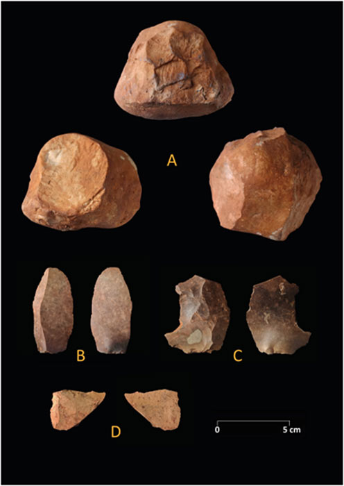 Lithik aus den mittelpaläolithischen Schichten der Zone 3. A: Quarzitkern oder Schwerlastwerkzeug, B: Klinge, C: Levallois-Flocke, D: Seitenschneider. 