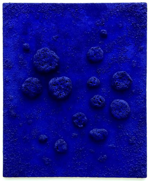 Malerei auf Leinwand auf Sperrholz. L'accord bleu (RE 10), 1960, gemischtes Medienstück von Yves Klein (1928–1962). Mit IKB-Pigment auf Leinwand und Schwämmen.