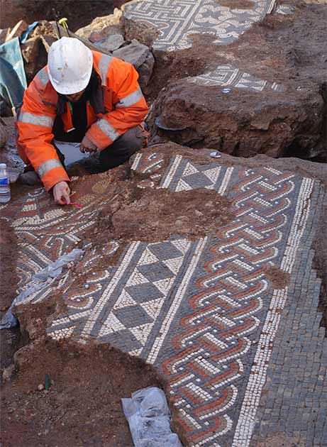 Mosaikpflaster im Hauptempfangsraum des Stadthauses im römischen Britannien, in dem 2017 in Leicester, England, der grafische Schlüsselgriff aus Bronze entdeckt wurde