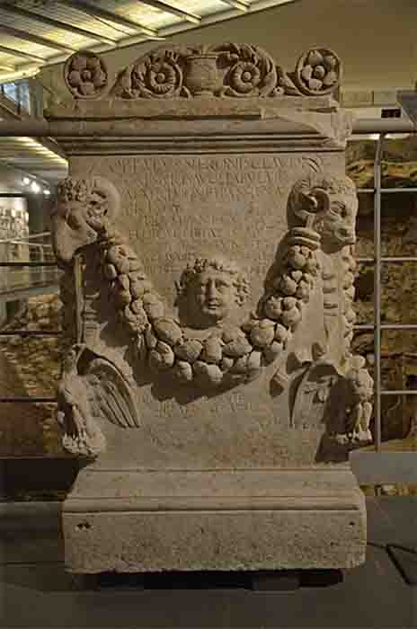 Die Nekropole der Via Triumphalis umfasst eine Vielzahl von verschiedenen Bestattungspraktiken, von Sarkophagen über Urnen bis zu Löchern im Boden.