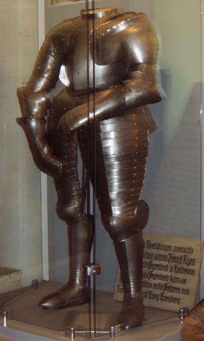Die Original-Rüstung von Götz von Berlichingen, ausgestellt im Museum Hornberg
