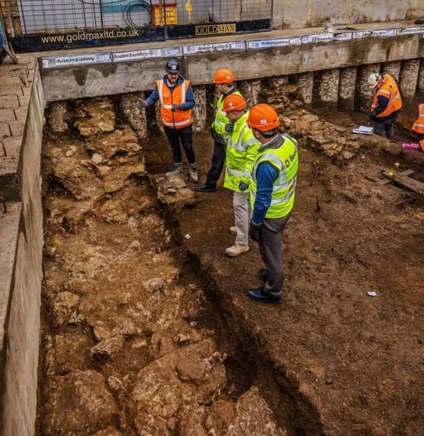 Bauarbeiter von Oxford Archaeology und Beard stehen vor den Kalksteinfundamenten von Oxfords verlorenem College, das durch die Auflösungspolitik von König Heinrich VIII. in den Ruin getrieben wurde.