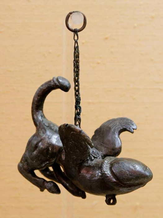Ein römisches Phallus-Windspiel, das in Pompeji entdeckt wurde und im Geheimen Kabinett des Archäologischen Nationalmuseums von Neapel ausgestellt ist.