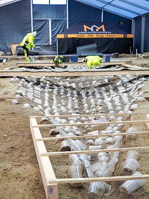 Plastikbecher wurden verwendet, um alle Schiffsnägel, die einen Umriss des Schiffes bilden, vor der Ausgrabung mit einem neuen Nietenziehverfahren zu schützen und zu erhalten