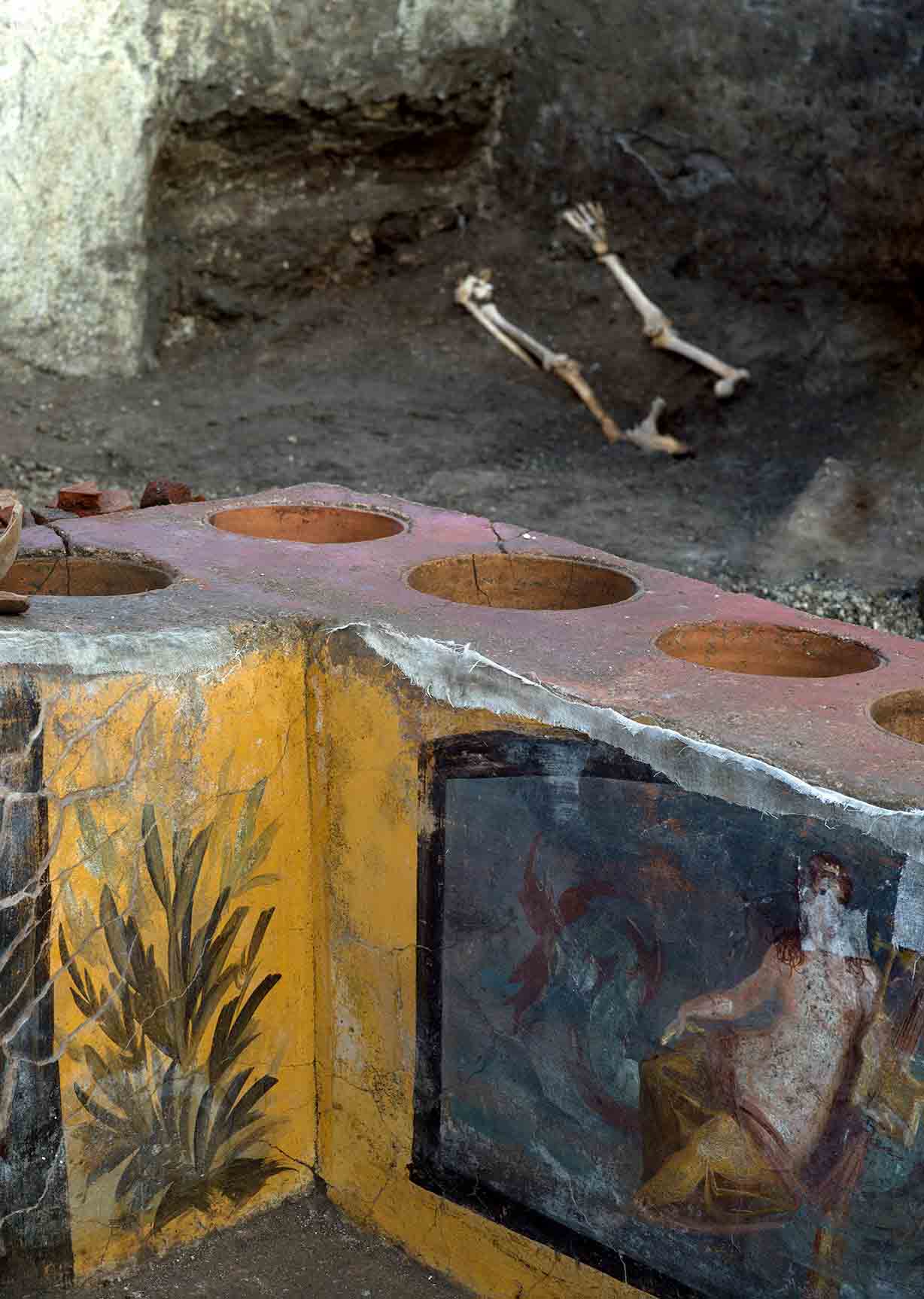 Die Überreste einer der Personen oben auf diesem Bild, die auf einem Bett im hinteren Teil eines Zimmers in dem erstaunlichen Imbissstand von Pompeji entdeckt wurden, der im März 2019 n. Chr. in der Ausgrabungsstätte Regio V gefunden wurde.