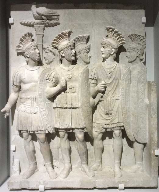 So seltsam es scheinen mag, die Prätorianergarde konnte „bestochen“ werden, um das Römische Reich zu verkaufen, wie sie es mit Didius Julianus taten. Dieses Relief zeigt Prätorianer mit einem Adler, der einen Donnerkeil mit seinen Klauen greift.