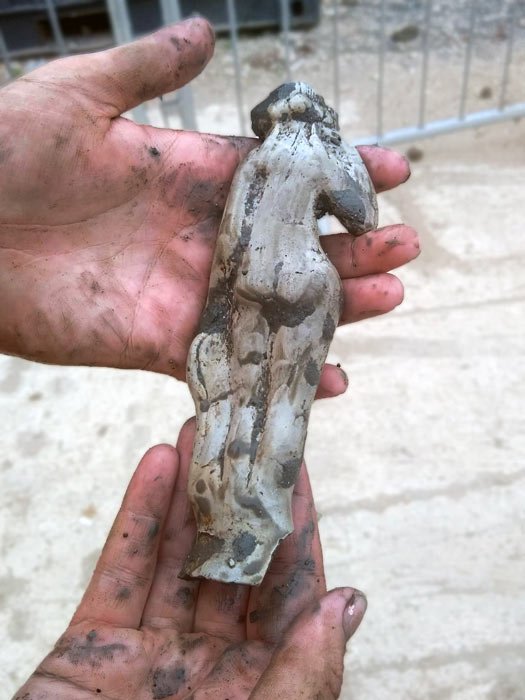 Die Rückseite der römischen Venusfigur, die in Gloucester, England, gefunden wurde.