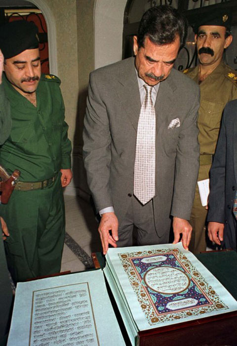 Saddam nimmt im Jahr 2000 in Bagdad ein Exemplar des Korans entgegen.