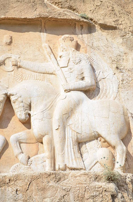 Sassanidisches Relief in Naqsh-e Rostam, das Ahura Mazda zeigt, wie er Ardashir I. das Diadem der Souveränität überreicht 
